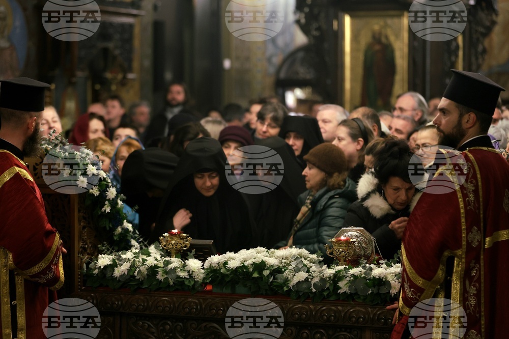 Митрополит Хризостом - патриарх Даниил - делегация и светини - посрещане