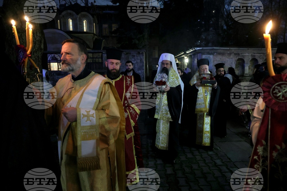 Митрополит Хризостом - патриарх Даниил - делегация и светини - посрещане