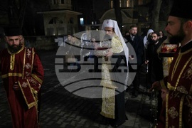 Митрополит Хризостом - патриарх Даниил - делегация и светини - посрещане