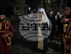 Митрополит Хризостом - патриарх Даниил - делегация и светини - посрещане