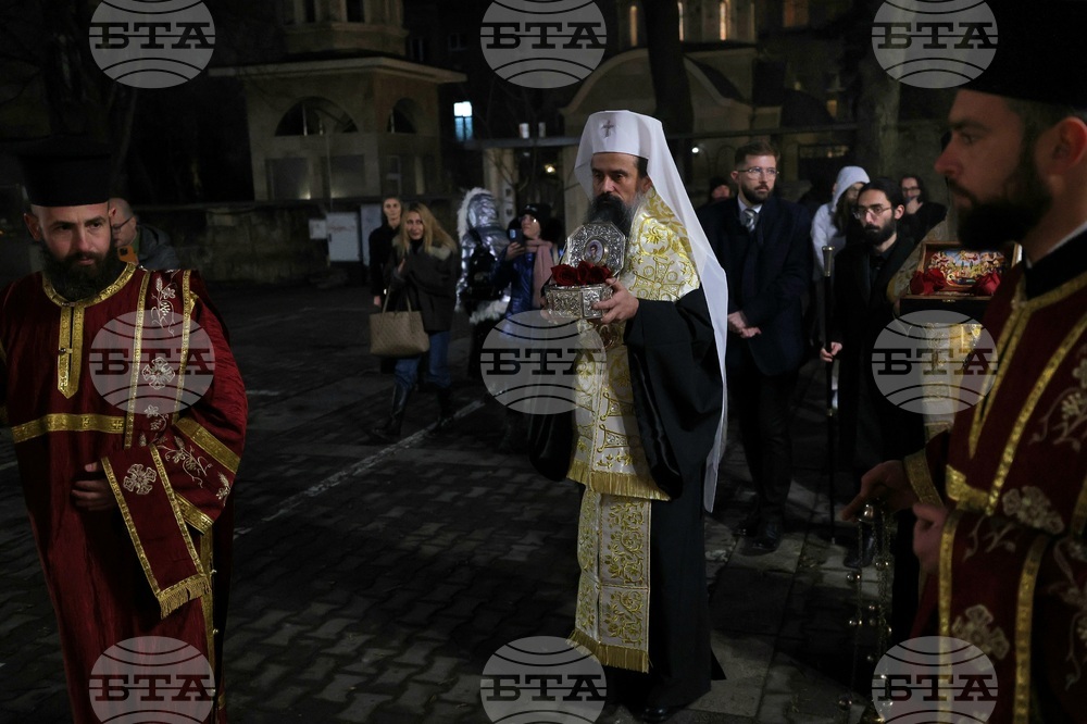 Митрополит Хризостом - патриарх Даниил - делегация и светини - посрещане