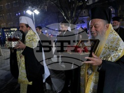 Митрополит Хризостом - патриарх Даниил - делегация и светини - посрещане