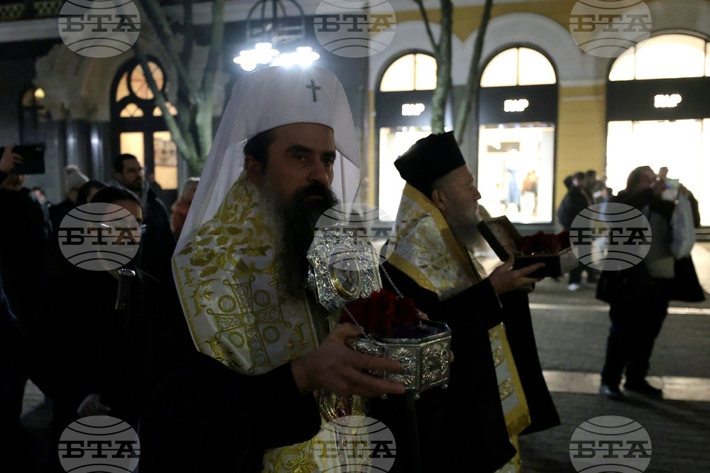 Митрополит Хризостом - патриарх Даниил - делегация и светини - посрещане