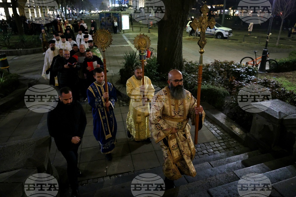 Митрополит Хризостом - патриарх Даниил - делегация и светини - посрещане