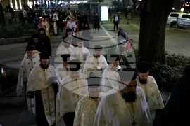 Митрополит Хризостом - патриарх Даниил - делегация и светини - посрещане