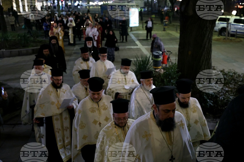 Митрополит Хризостом - патриарх Даниил - делегация и светини - посрещане