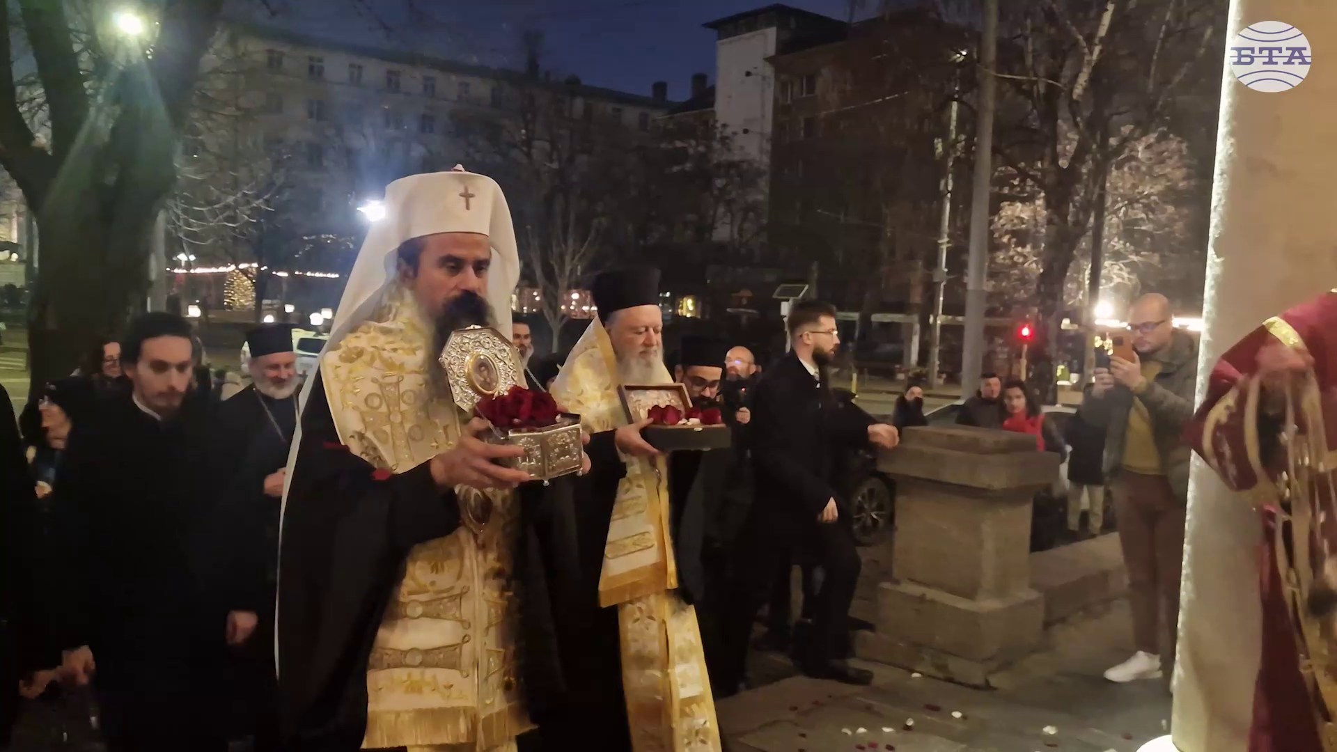 Православни светини – честната ръка на св. Давид от Евбея и шапка от облачението на мощите на св. Йоан Руски, бяха посрещнати в София
