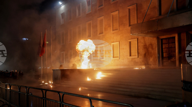 Общо 18 души са арестувани след вчерашния антиправителствен протест в Тирана