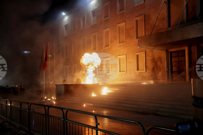 Общо 18 души са арестувани след вчерашния антиправителствен протест в Тирана