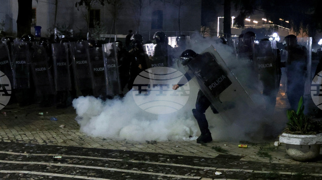 Напрежение и сблъсъци на антиправителствен протест в Тирана; съобщава се за ранени 11 полицаи, от опозицията отрекоха информацията