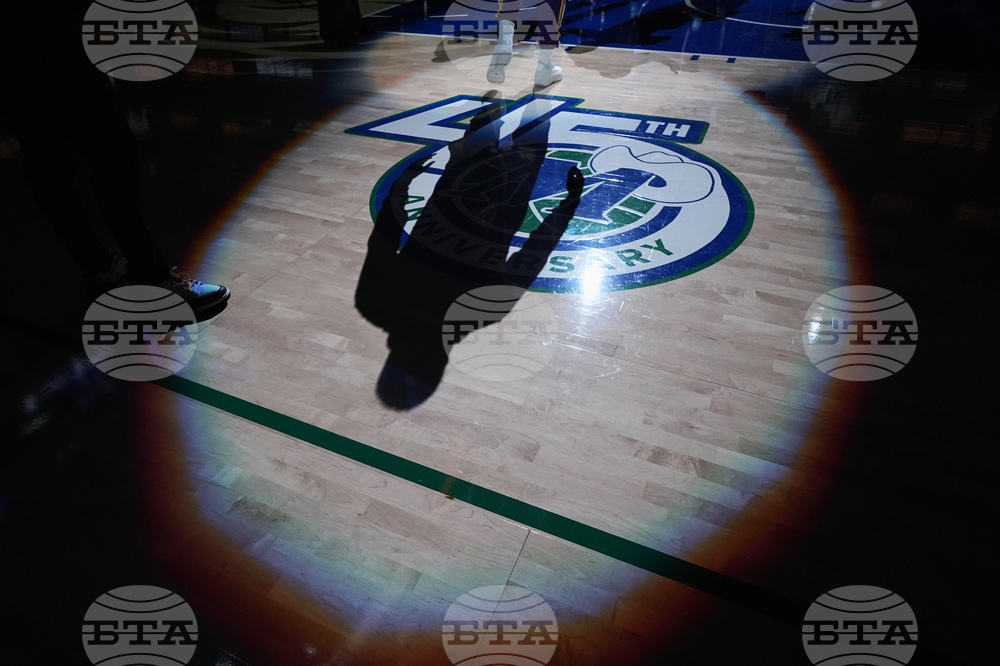 APTOPIX Lakers Mavericks Basketball