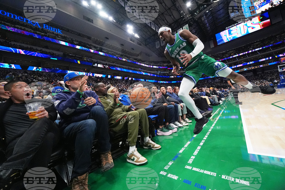 APTOPIX Lakers Mavericks Basketball