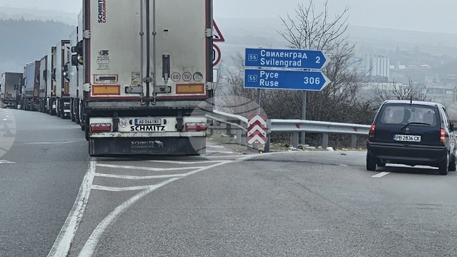 Трафикът е интензивен на изход за товарни автомобили на "Капитан Андреево"