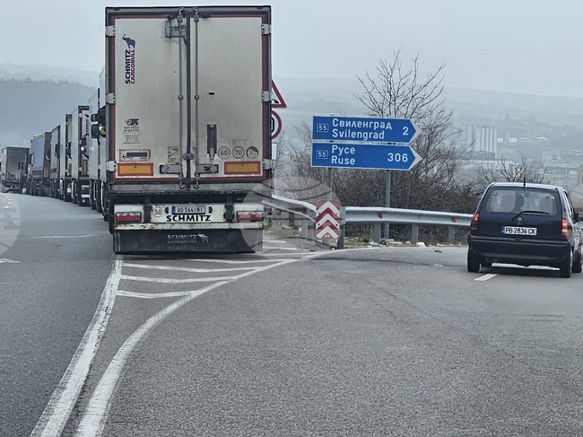 Трафикът е интензивен на изход за товарни автомобили на "Капитан Андреево"