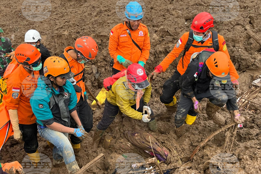 Броят на загиналите при свлачище в Западна Ява в Индонезия нарасна до 17