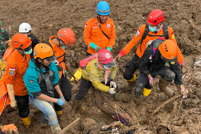 Броят на загиналите при свлачище в Западна Ява в Индонезия нарасна до 17