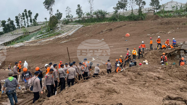 Броят на жертвите при свлачището в Западна Ява в Индонезия достигна най-малко 50 души