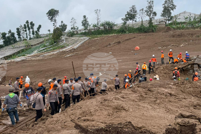 Броят на жертвите при свлачището в Западна Ява в Индонезия достигна най-малко 50 души