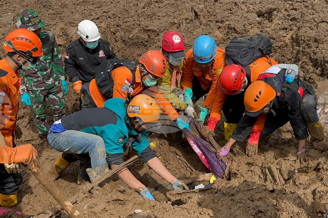 Броят на загиналите при свлачище в Индонезия достигна 25, а 80 души още са в неизвестност