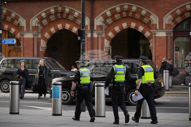 Британската полиция претърсва два адреса, свързани с Питър Манделсън