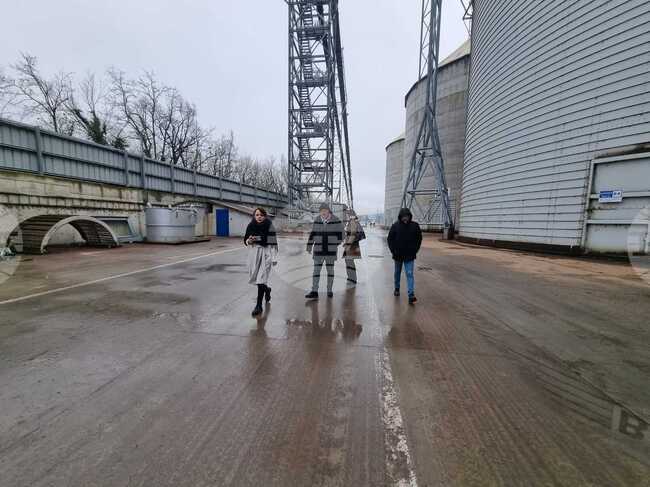 Служители на РИОСВ - Велико Търново пломбираха линията за ПДЧ в завода „Кроношпан“