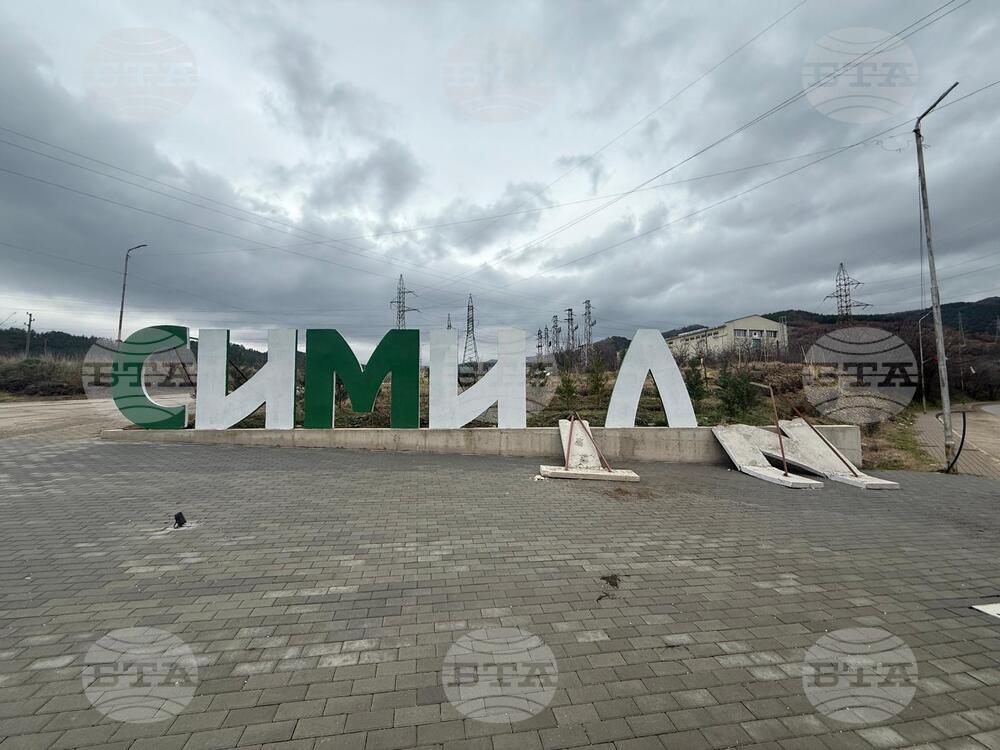 Спирки, кошчета за отпадъци и надписа на входа на Симитли са повредени при вандалска проява