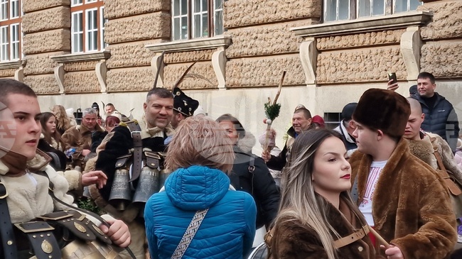 Шампионът по бокс Тервел Пулев и неговото семейство бяха сурвакари към пернишката група от Богданов дол