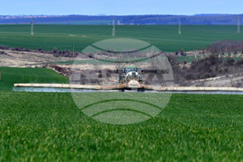 Село Лудогорци - работа на полето - наторяване