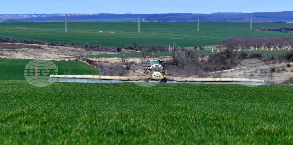 Село Лудогорци - работа на полето - наторяване