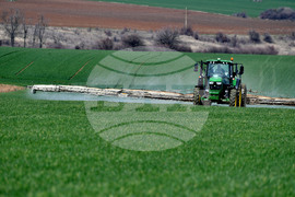 Село Лудогорци - работа на полето - наторяване