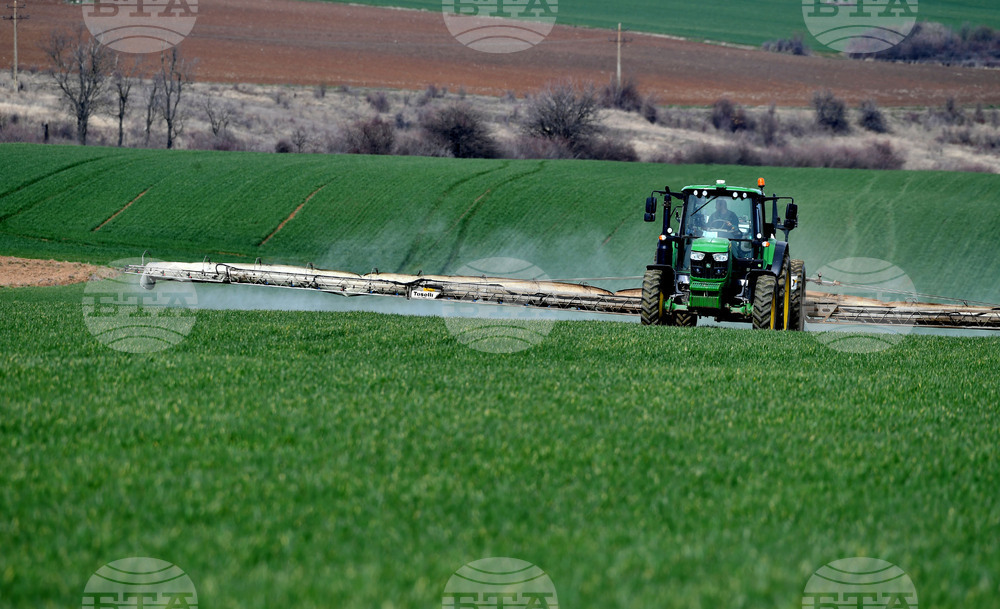 Село Лудогорци - работа на полето - наторяване