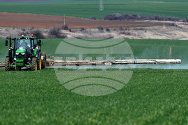 Село Лудогорци - работа на полето - наторяване