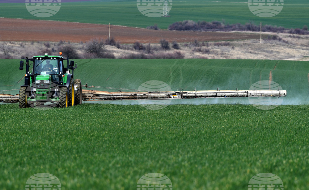 Село Лудогорци - работа на полето - наторяване