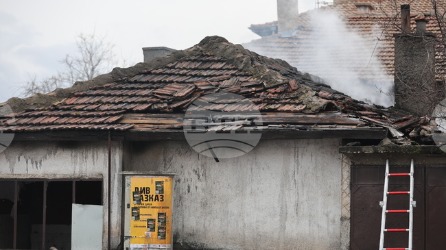 Пожар е засегнал къща в Гълъбово, няма пострадали