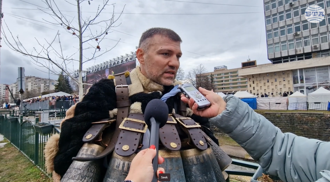 Шампионът по бокс Тервел Пулев и неговото семейство бяха сурвакари към пернишката група от Богданов дол