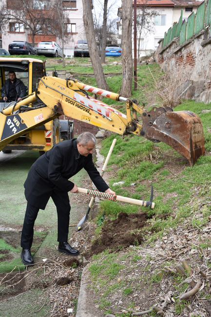 Община Благоевград: Кметът Илко Стоянов направи първа копка за изграждане на физкултурен салон в двора на НХГ „Св. св. Кирил и Методий“ 