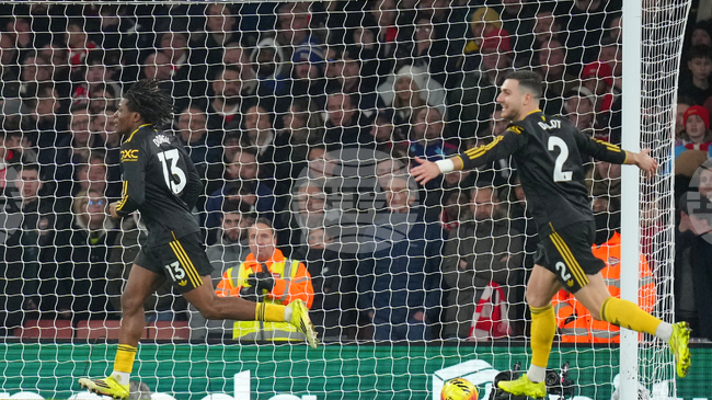 Манчестър Юнайтед победи лидера Арсенал и се доближи до челната тройка в Англия 