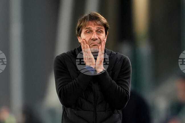 Треньорът на Наполи Антонио Конте предупреди, че извънредната ситуация в тима няма да приключи скоро