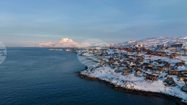 Германският комик, който се опита да издигне американското знаме в столицата на Гренландия, се извини за шегата 