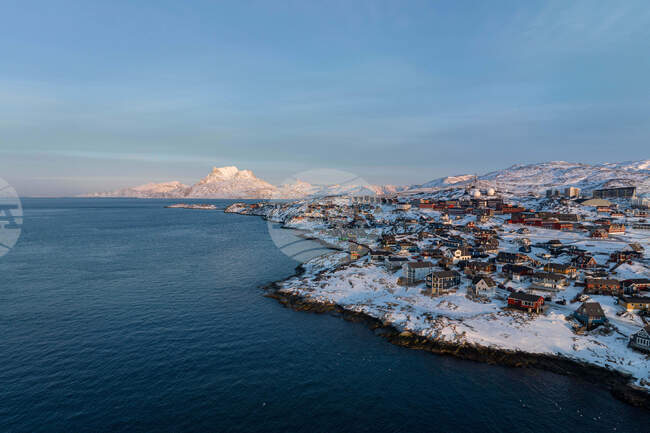 Германският комик, който се опита да издигне американското знаме в столицата на Гренландия, се извини за шегата 