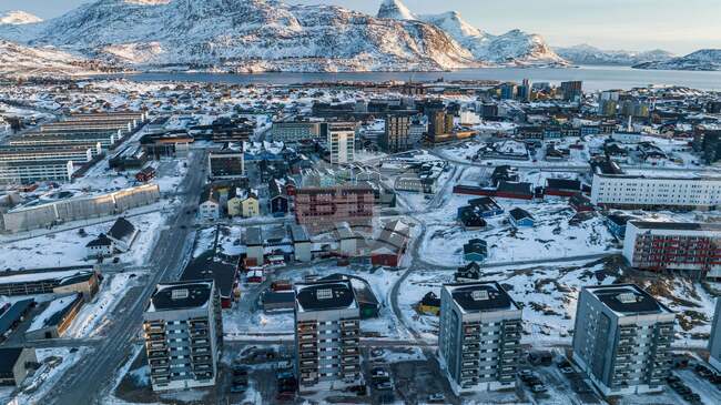 Германски комик се опита да издигне американското знаме в центъра на гренландската столица