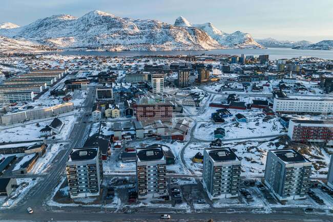 Германски комик се опита да издигне американското знаме в центъра на гренландската столица