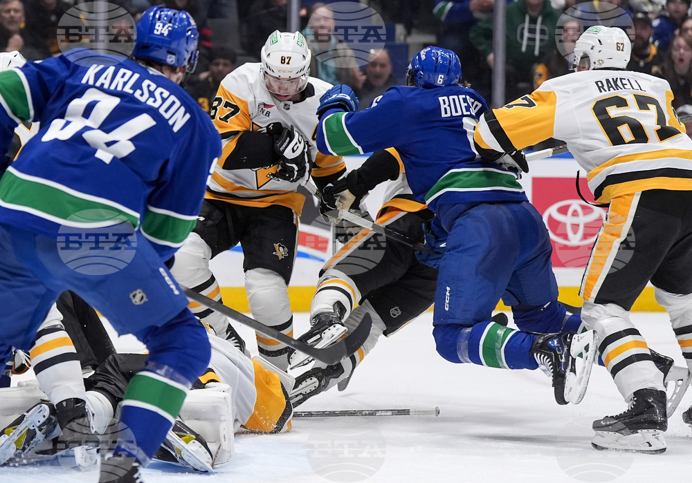 Новобранец вкара три гола и държи надеждите на Анахайм за класиране в плейофите в НХЛ, Колорадо с лесна победа при гостуването на Торонто