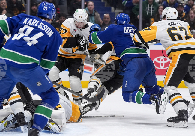 Новобранец вкара три гола и държи надеждите на Анахайм за класиране в плейофите в НХЛ, Колорадо с лесна победа при гостуването на Торонто