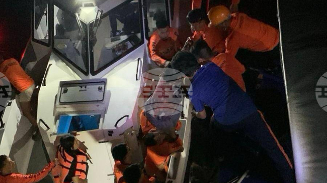Десетки са в неизвестност, а 15 души загинаха след потъване на ферибот във Филипините