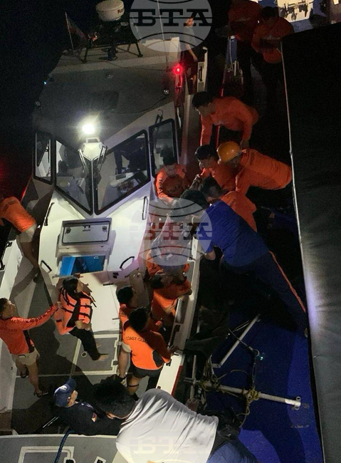 Десетки са в неизвестност, а 15 души загинаха след потъване на ферибот във Филипините