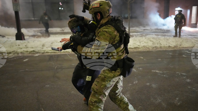 Западни издания коментират поредното убийство на протестиращ от имиграционни служители в Минеаполис