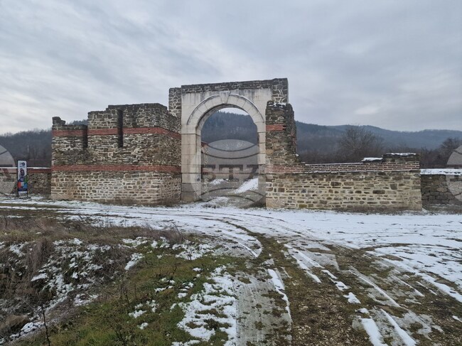 Проектът за посетителски център и паркинг край близката до Троян крепост „Состра“ е временно спрян заради липса на финансиране към момента