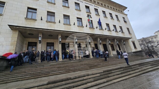 Граждани се редят на опашка пред БНБ за първата българска колекционерска евромонета