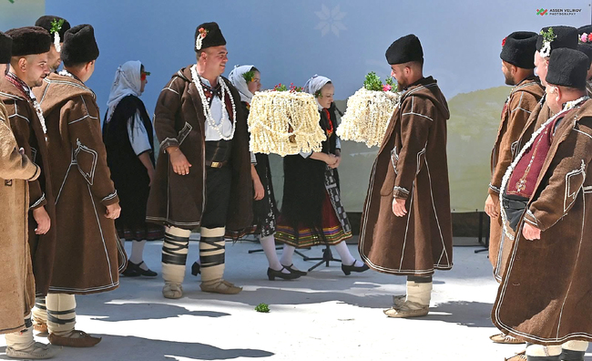 Регионален исторически музей – Бургас: Еркечки зельник и обичаят „Силиврия“ в двора на Етнографския музей